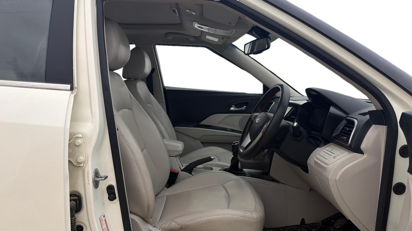 2022 Mahindra XUV300 W8 (O) 1.2 PETROL, Petrol, Manual, 28,505 km, Right Side Front Door Cabin