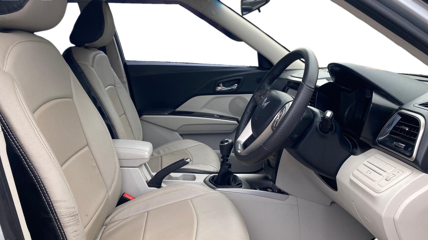 2022 Mahindra XUV300 W8 1.2 PETROL, Petrol, Manual, 15,635 km, Right Side Front Door Cabin