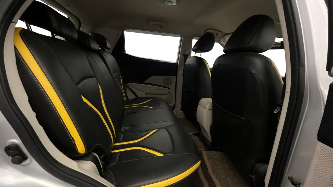 2020 Mahindra XUV300 W6 1.5 DIESEL, Diesel, Manual, 50,032 km, Right Side Rear Door Cabin