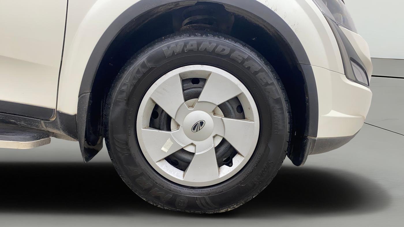 2020 Mahindra XUV500 W7 AT, Diesel, Automatic, 73,918 km, Right Front Wheel