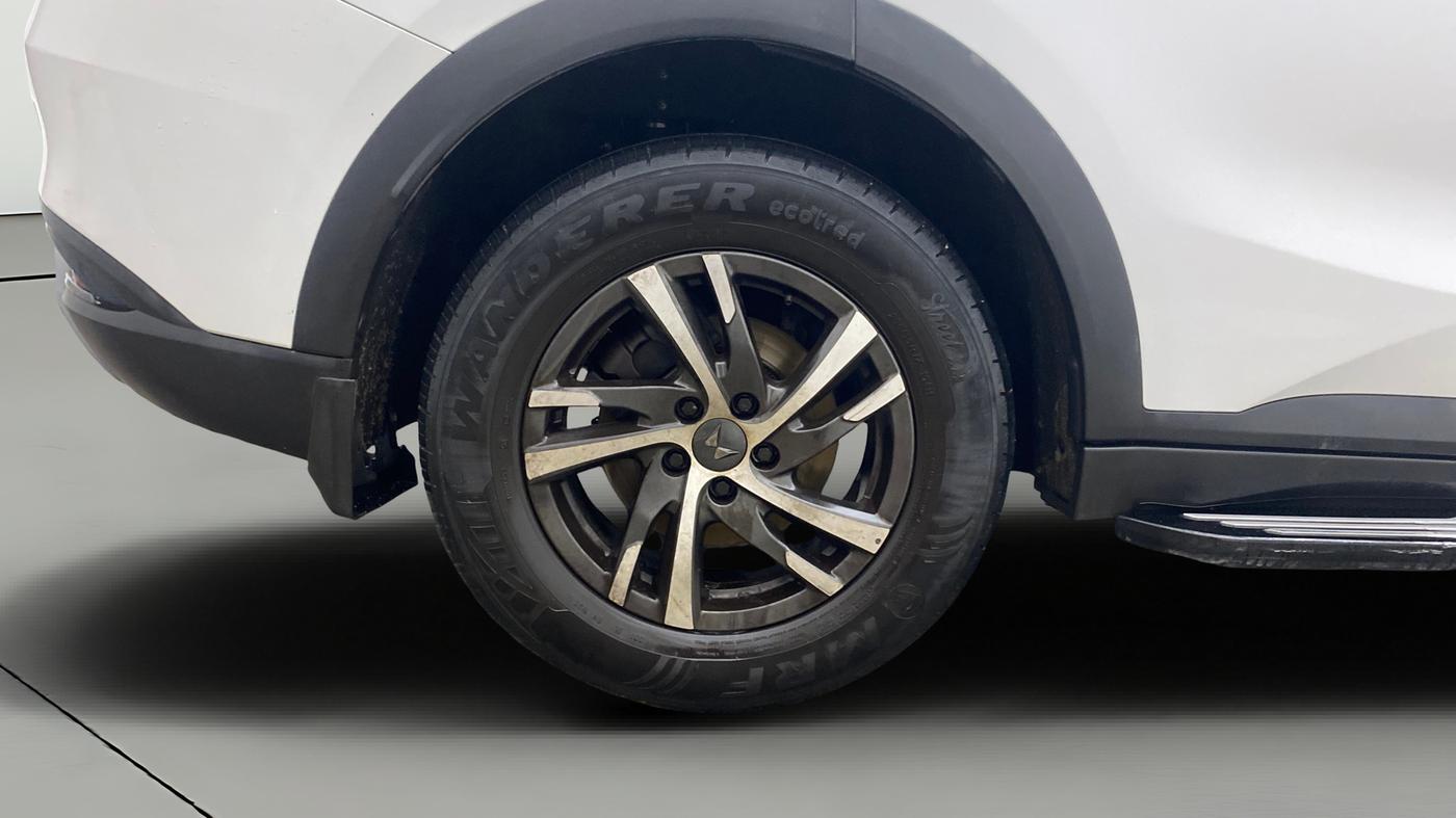 2022 Mahindra XUV700 AX 5 D MT 7 STR, Diesel, Manual, 65,483 km, Right Rear Wheel
