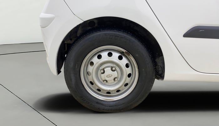 2015 Hyundai i10 MAGNA 1.1, CNG, Manual, 1,23,220 km, Right Rear Wheel