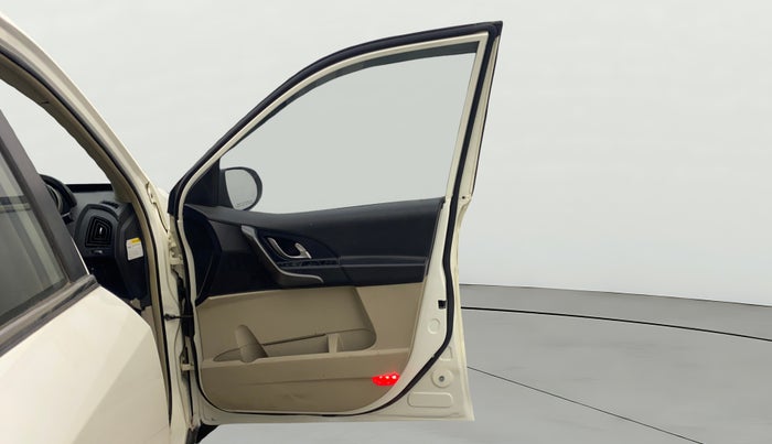 2017 Mahindra XUV500 W10 AT, Diesel, Automatic, 76,548 km, RHS Front Door