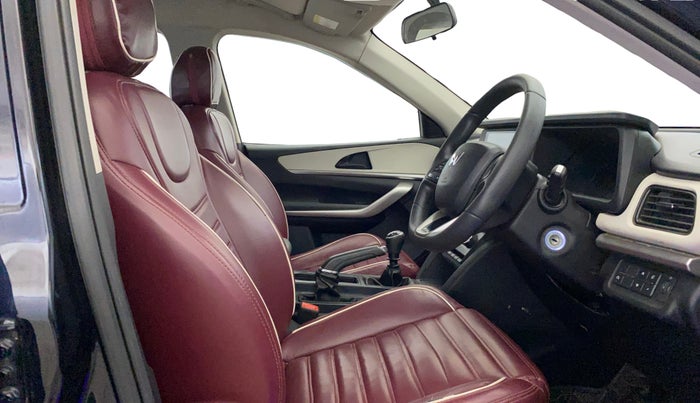 2023 Mahindra XUV700 MX P MT 5 STR, Petrol, Manual, 37,993 km, Right Side Front Door Cabin