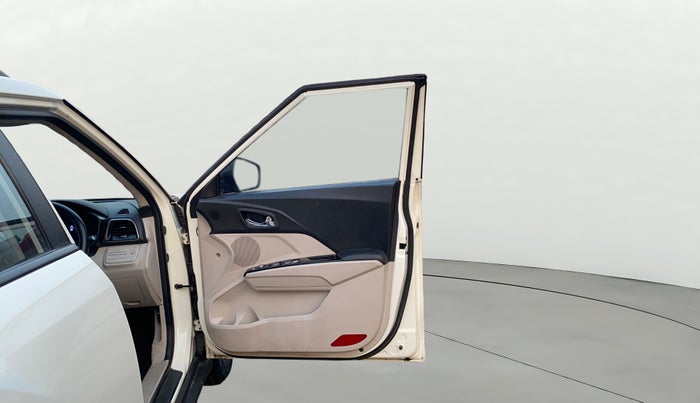 2023 Mahindra XUV300 W8 (O) 1.2 PETROL, Petrol, Manual, 30,905 km, RHS Front Door