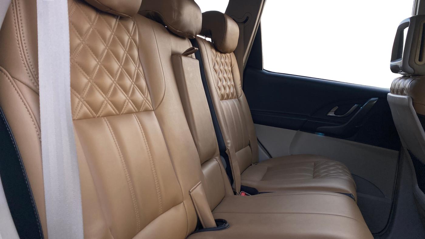 2017 Mahindra XUV500 G AT, Petrol, Automatic, 16,703 km, Right Side Rear Door Cabin