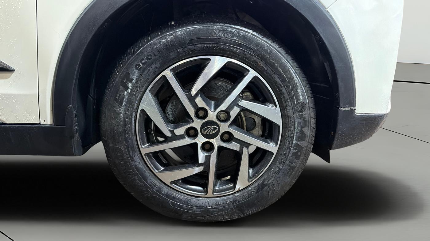 2022 Mahindra XUV300 W8 (O) 1.2 PETROL, Petrol, Manual, 28,505 km, Right Front Wheel