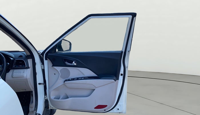 2022 Mahindra XUV300 W8 (O) 1.2 PETROL AMT, Petrol, Automatic, 36,068 km, RHS Front Door