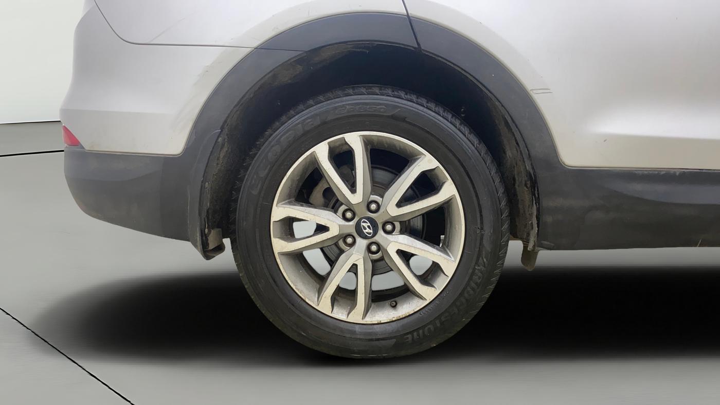 2014 Hyundai Santa Fe 4 WD AT, Diesel, Automatic, 1,45,736 km, Right Rear Wheel