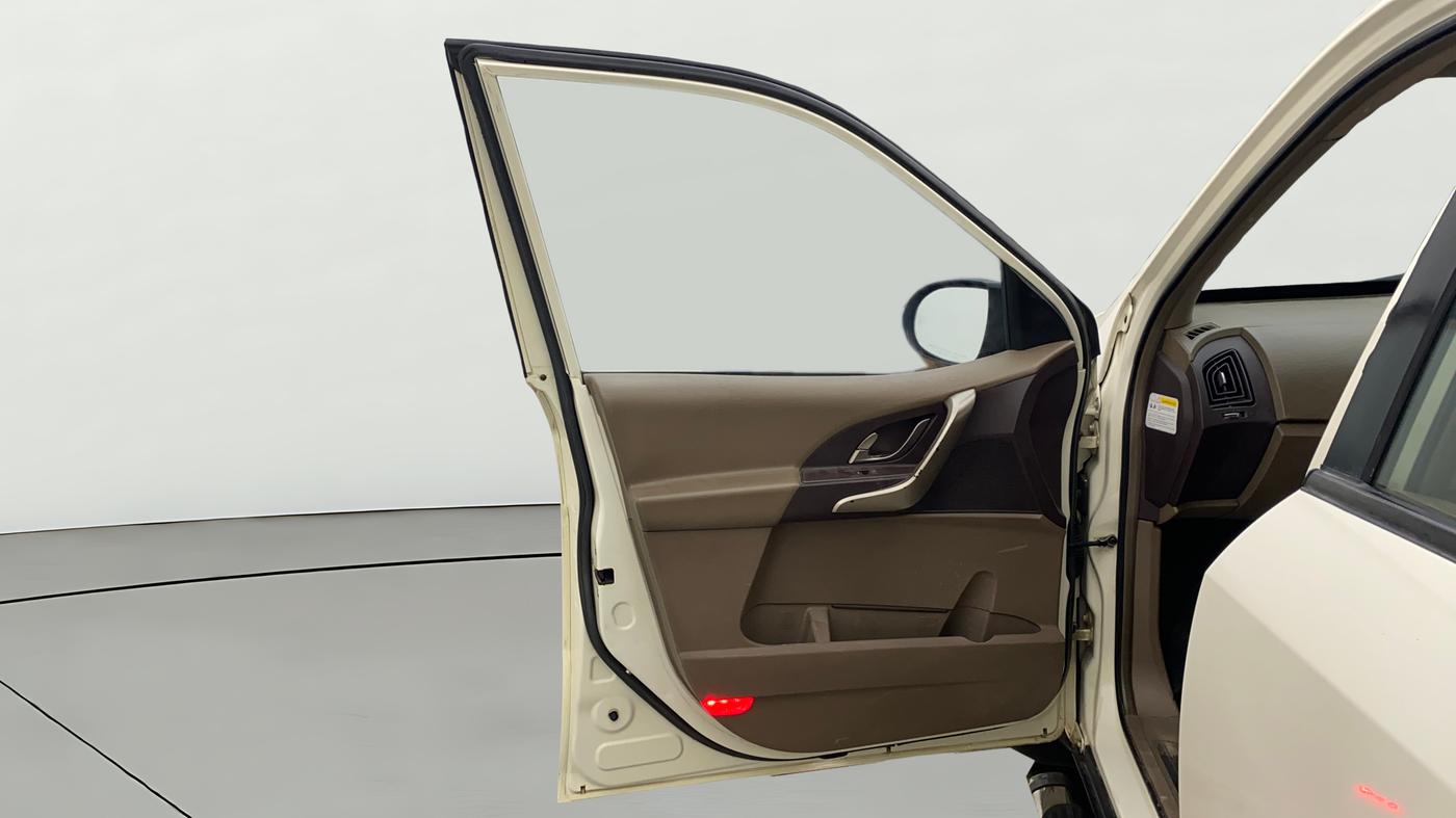 2012 Mahindra XUV500 W8 AWD, Diesel, Manual, 1,23,111 km, LHS Front Door