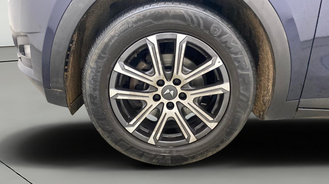 2022 Mahindra XUV700 AX 7 P AT 7 STR, Petrol, Automatic, 62,111 km, Left Front Wheel