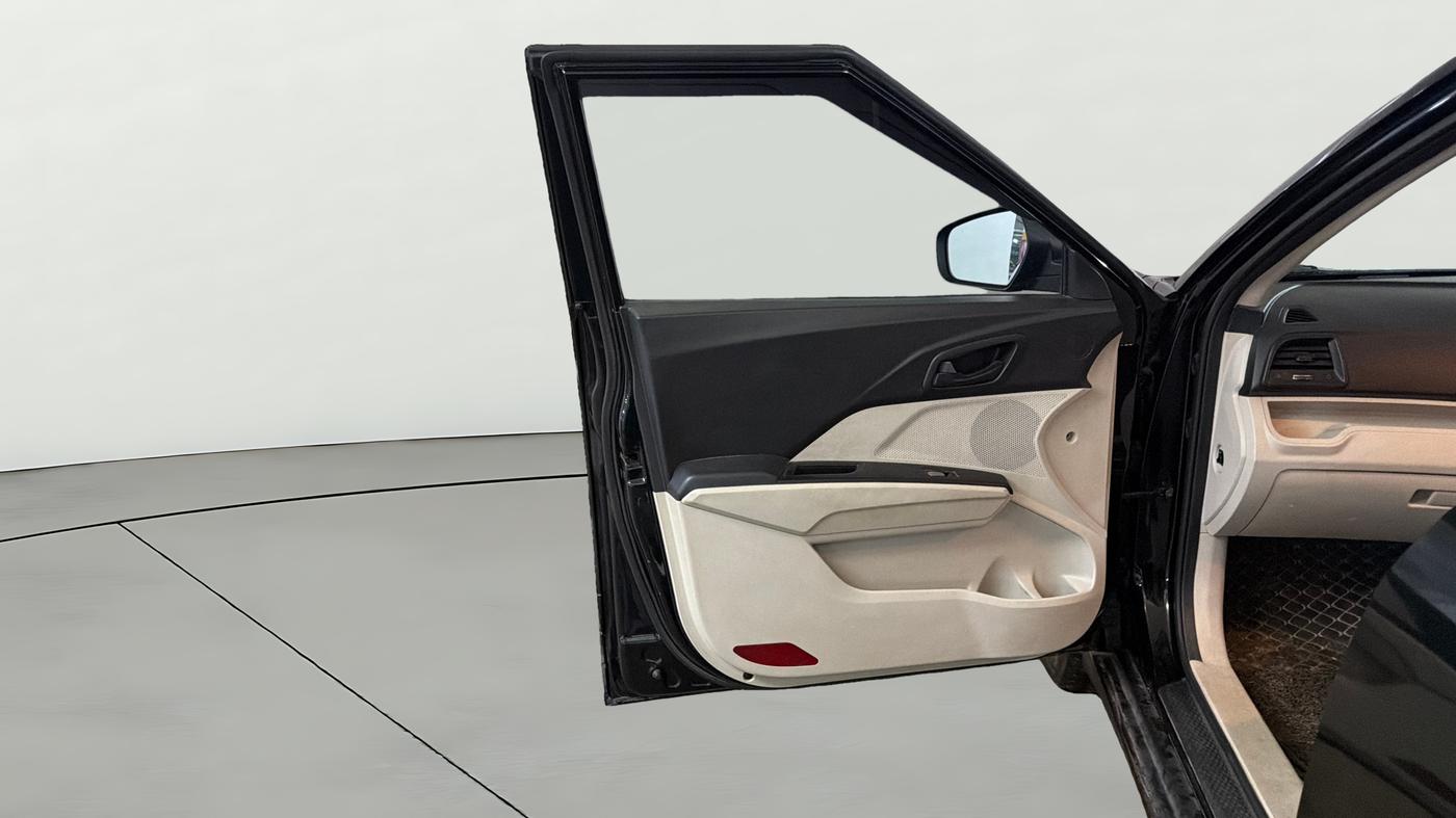 2023 Mahindra XUV300 W6 1.2 PETROL, CNG, Manual, 67,998 km, LHS Front Door