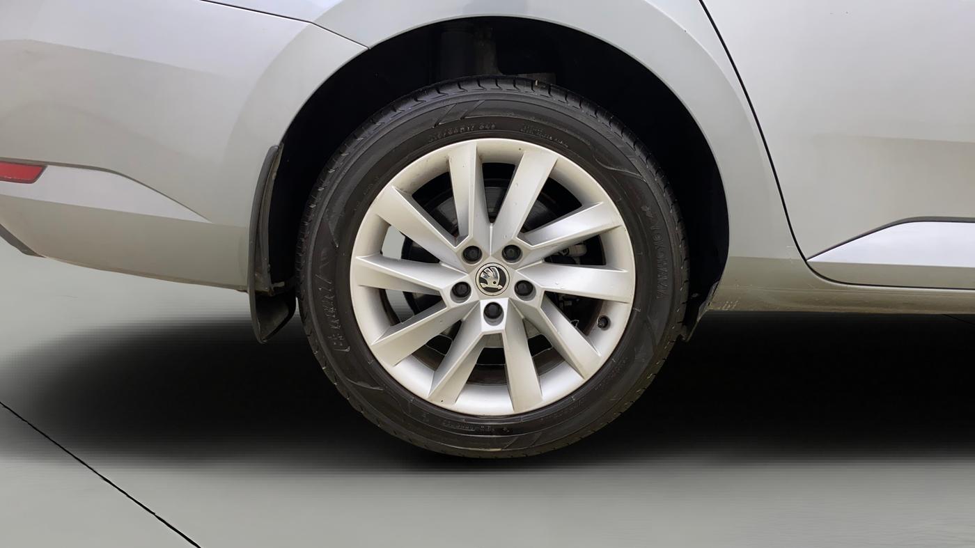 2016 Skoda Superb L&K 1.8 TSI AT, Petrol, Automatic, 51,905 km, Right Rear Wheel