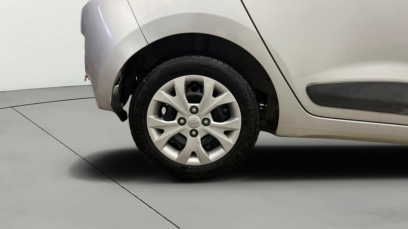 2015 Hyundai Grand i10 SPORTZ 1.2 KAPPA VTVT, Petrol, Manual, 20,779 km, Right Rear Wheel
