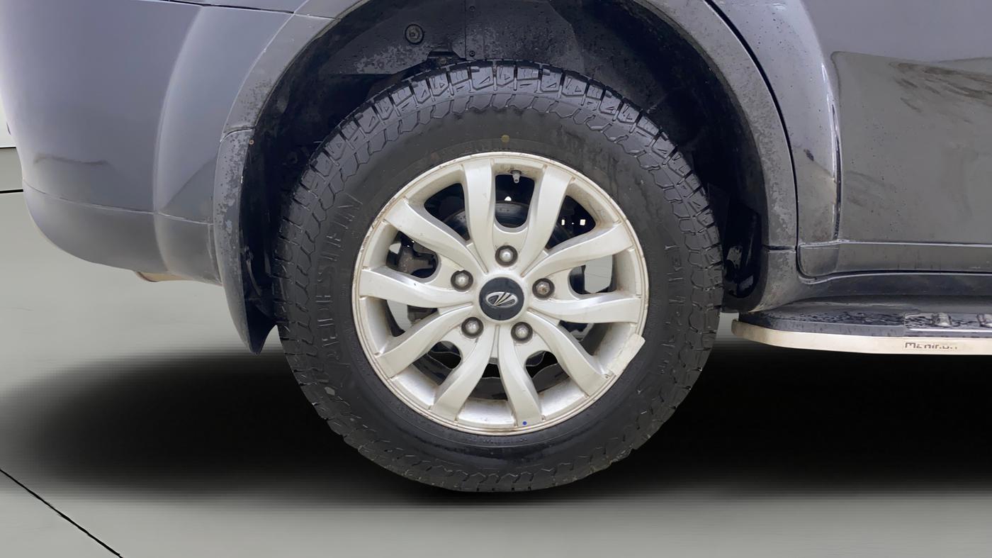 2016 Mahindra XUV500 W10 AT, Diesel, Automatic, 1,11,214 km, Right Rear Wheel