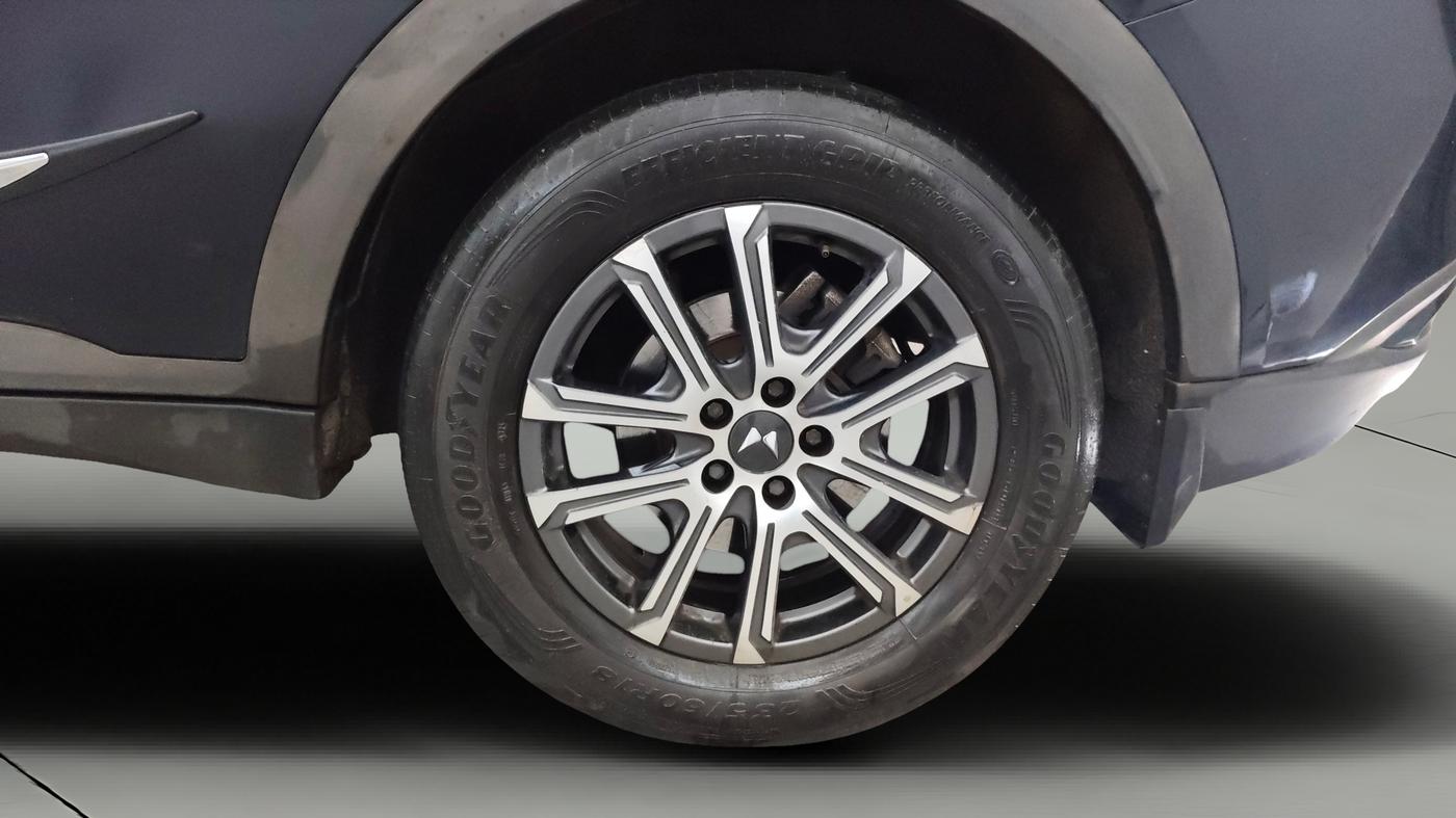 2023 Mahindra XUV700 AX 7 LUXURY D AWD AT 7 STR, Diesel, Automatic, 58,756 km, Left Rear Wheel