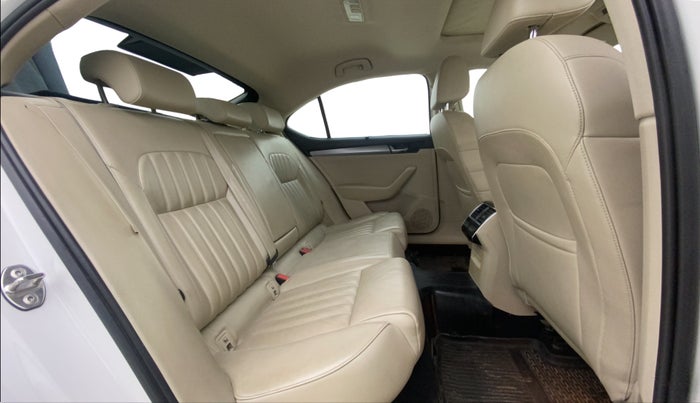 2018 Skoda Superb STYLE 1.8 TSI AT, Petrol, Automatic, 65,647 km, Right Side Rear Door Cabin