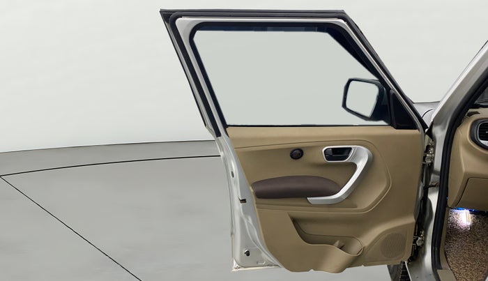 2016 Mahindra TUV300 T8, Diesel, Manual, 1,19,569 km, LHS Front Door