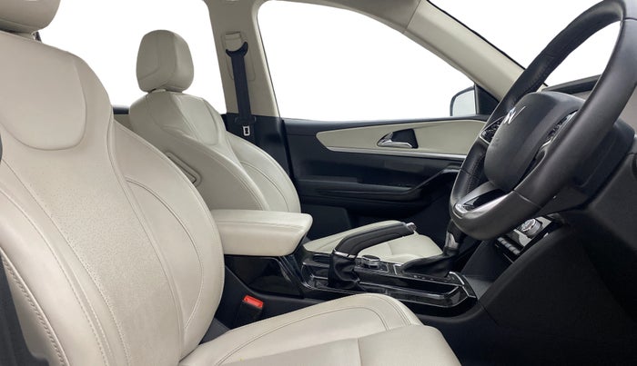 2021 Mahindra XUV700 AX 7 P AT 7 STR, Petrol, Automatic, 31,113 km, Right Side Front Door Cabin