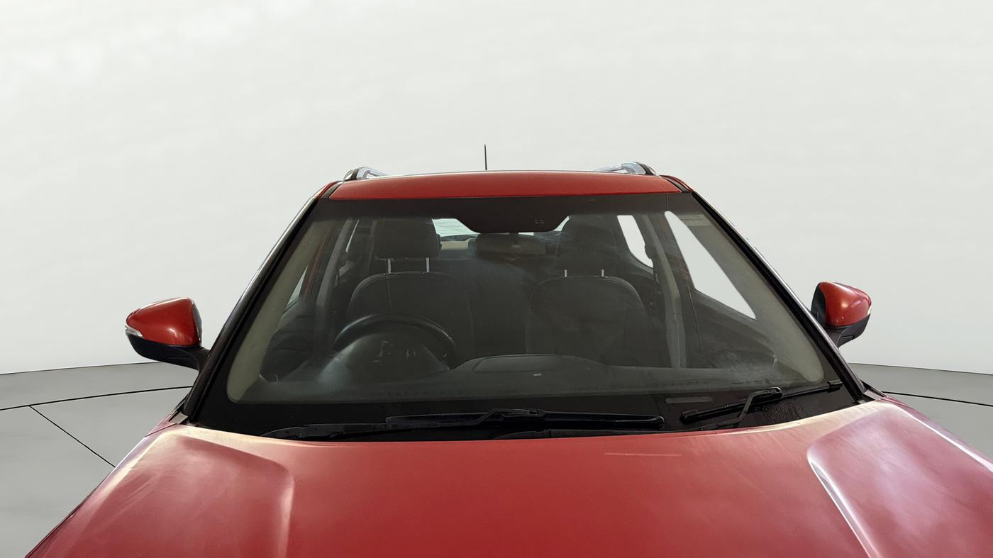 2019 Mahindra XUV300 W8 1.2 PETROL, Petrol, Manual, 1,06,801 km, Front Windshield