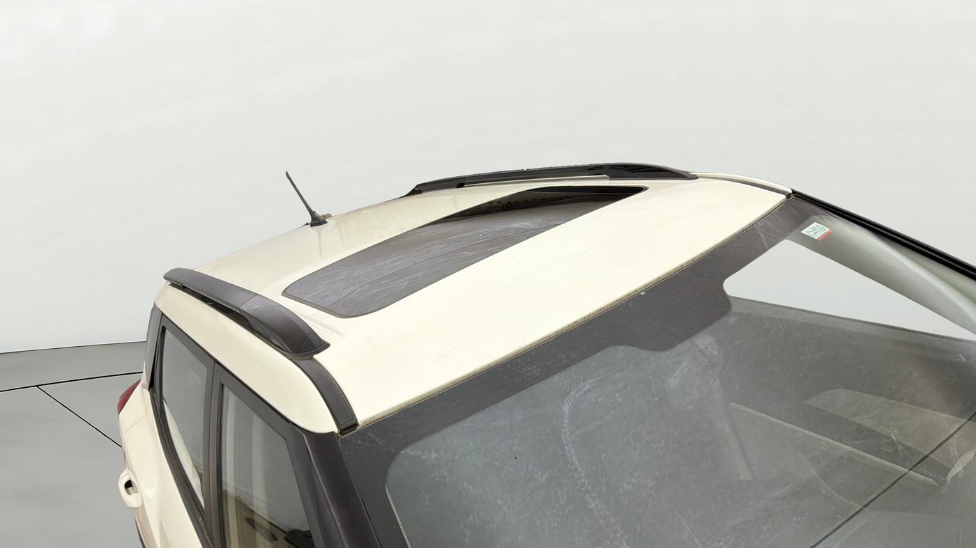 2022 Mahindra XUV300 W6 1.2 PETROL AMT, Petrol, Automatic, 1,12,140 km, Roof