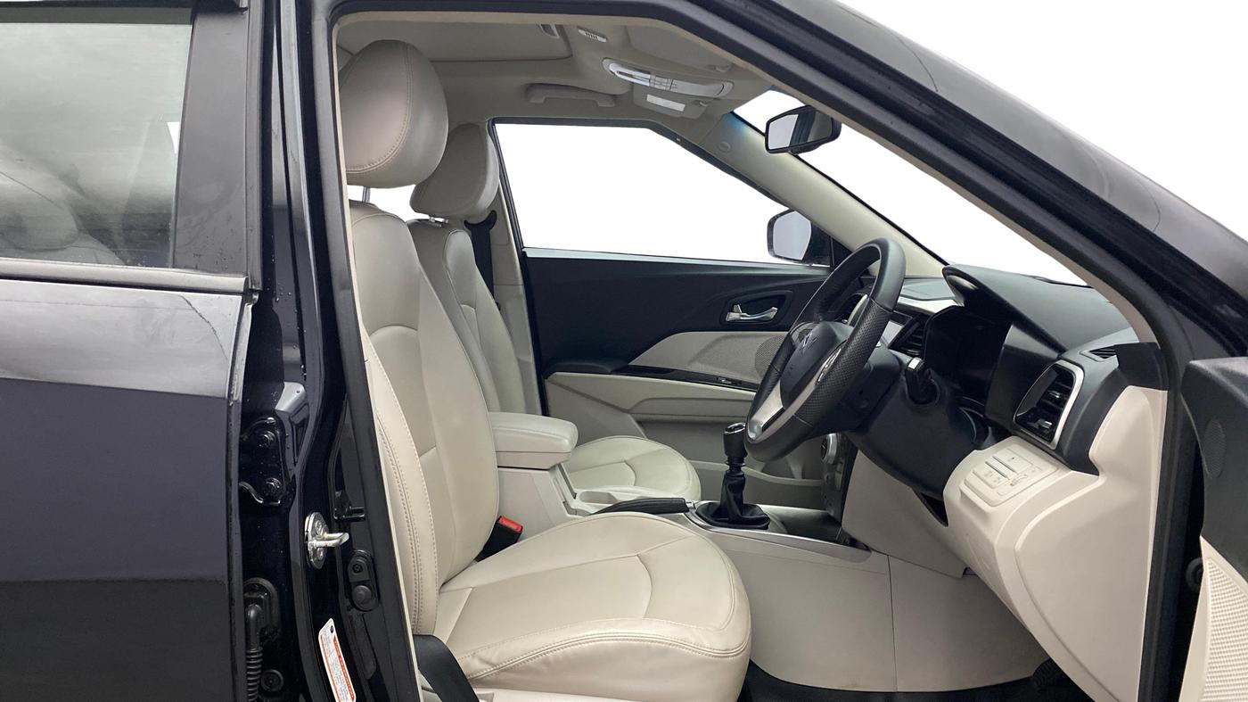 2023 Mahindra XUV300 W8 (O) 1.2 PETROL, Petrol, Manual, 20,347 km, Right Side Front Door Cabin