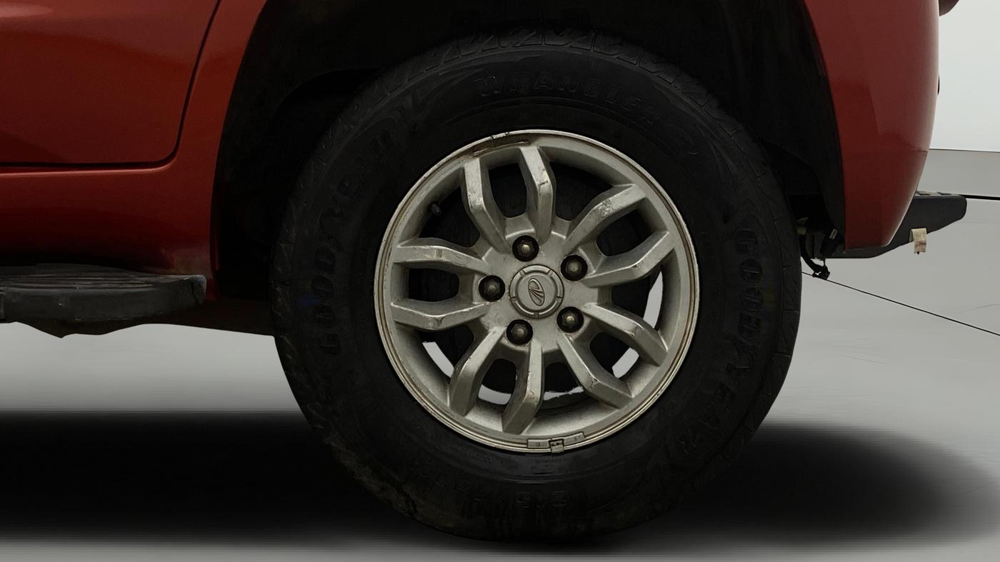 2016 Mahindra TUV300 T8, Diesel, Manual, 75,155 km, Left Rear Wheel
