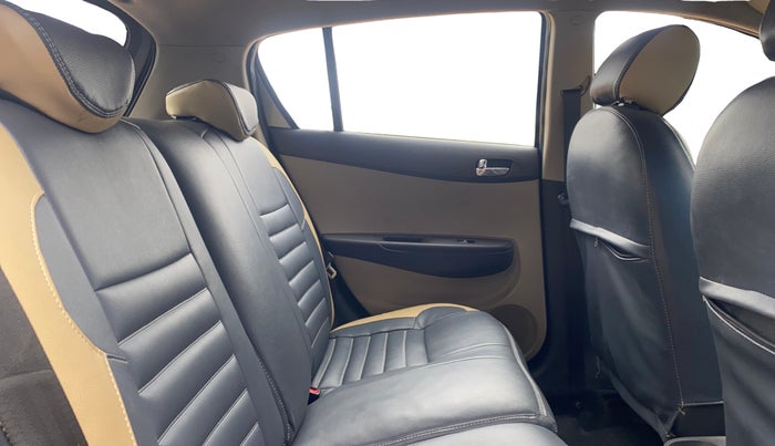 2013 Hyundai i20 SPORTZ 1.2, Petrol, Manual, 66,144 km, Right Side Rear Door Cabin