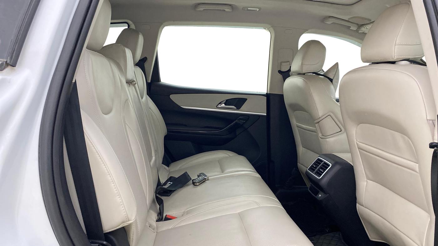 2023 Mahindra XUV700 AX 7 LUXURY P AT 7 STR, Petrol, Automatic, 33,773 km, Right Side Rear Door Cabin
