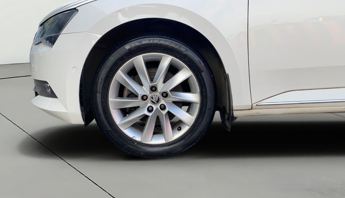 2018 Skoda Superb L&K 1.8 TSI AT, Petrol, Automatic, 82,308 km, Left Front Wheel