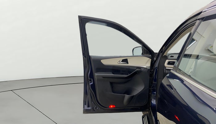 2021 Mahindra XUV700 AX 7 LUXURY P AT 7 STR, Petrol, Automatic, 57,080 km, LHS Front Door