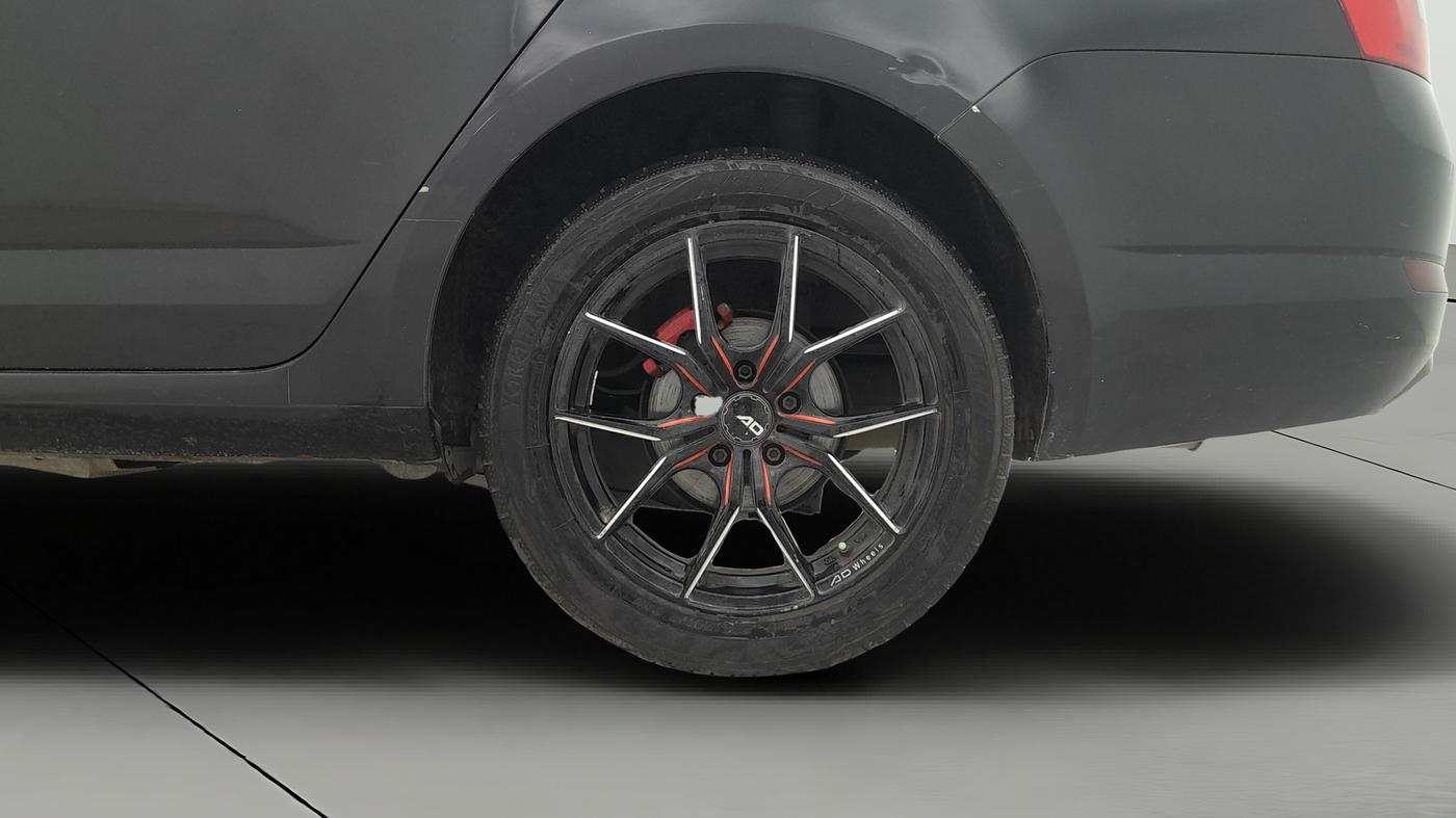 2013 Skoda Octavia ELEGANCE 2.0 TDI AT, Diesel, Automatic, 1,05,095 km, Left Rear Wheel