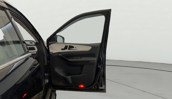 2023 Mahindra XUV700 AX 7 LUXURY P AT 7 STR, Petrol, Automatic, 14,877 km, RHS Front Door