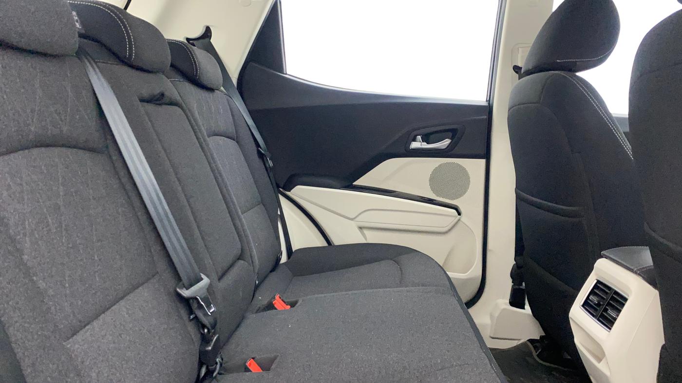 2024 Mahindra XUV 3XO AX5 1.2 L TCMPFI AT, Petrol, Automatic, 5,670 km, Right Side Rear Door Cabin