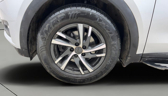 2022 Mahindra XUV700 AX 5 D AT 7 STR, Diesel, Automatic, 65,725 km, Left Front Wheel