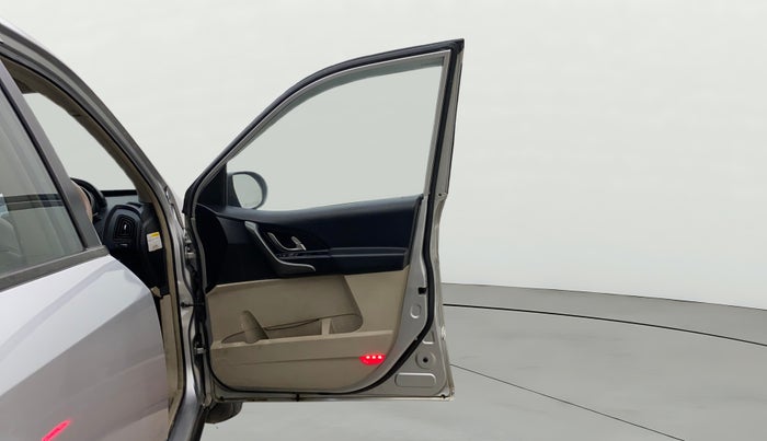 2015 Mahindra XUV500 W8, Diesel, Manual, 1,05,261 km, RHS Front Door