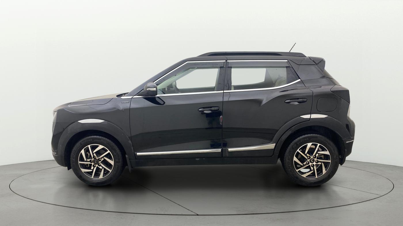 2025 Mahindra XUV 3XO AX5 1.2 L TCMPFI AT, Petrol, Automatic, 13,681 km, Left Side