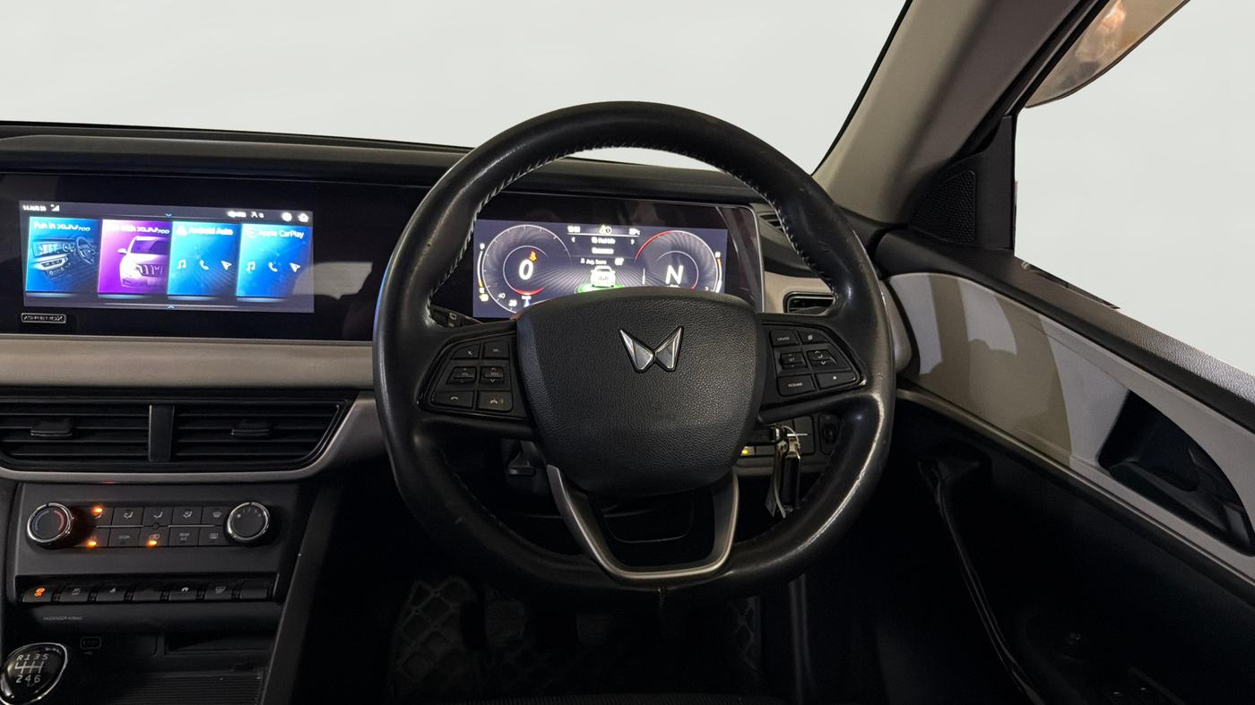 2024 Mahindra XUV700 AX 5 P MT 7 STR, Petrol, Manual, 39,411 km, Steering Wheel Close Up