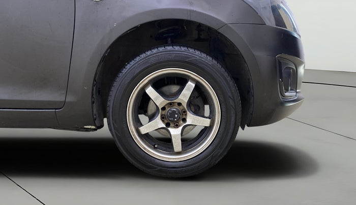 2016 Maruti Swift LXI, Petrol, Manual, 70,923 km, Right Front Wheel