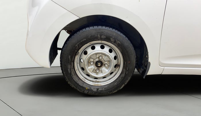 2015 Hyundai Eon D-LITE+, CNG, Manual, 1,10,658 km, Left Front Wheel