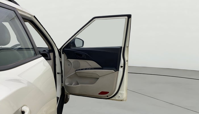 2020 Mahindra XUV300 W6 1.2 PETROL, Petrol, Manual, 99,728 km, RHS Front Door