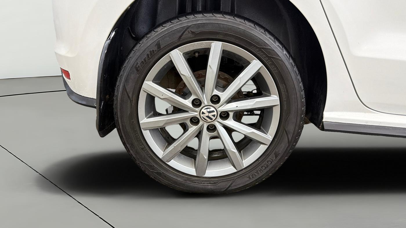 2020 Volkswagen Polo HIGHLINE PLUS 1.0, Petrol, Manual, 1,15,234 km, Right Rear Wheel