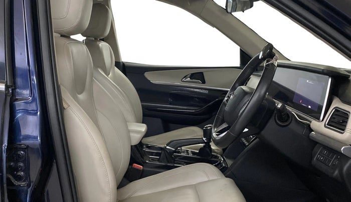 2021 Mahindra XUV700 AX 7 P MT 7 STR, Petrol, Manual, 79,059 km, Right Side Front Door Cabin