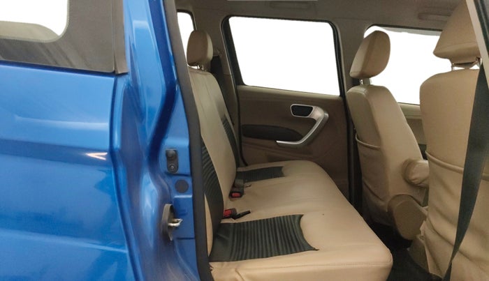 2016 Mahindra TUV300 T8, Diesel, Manual, 66,861 km, Right Side Rear Door Cabin