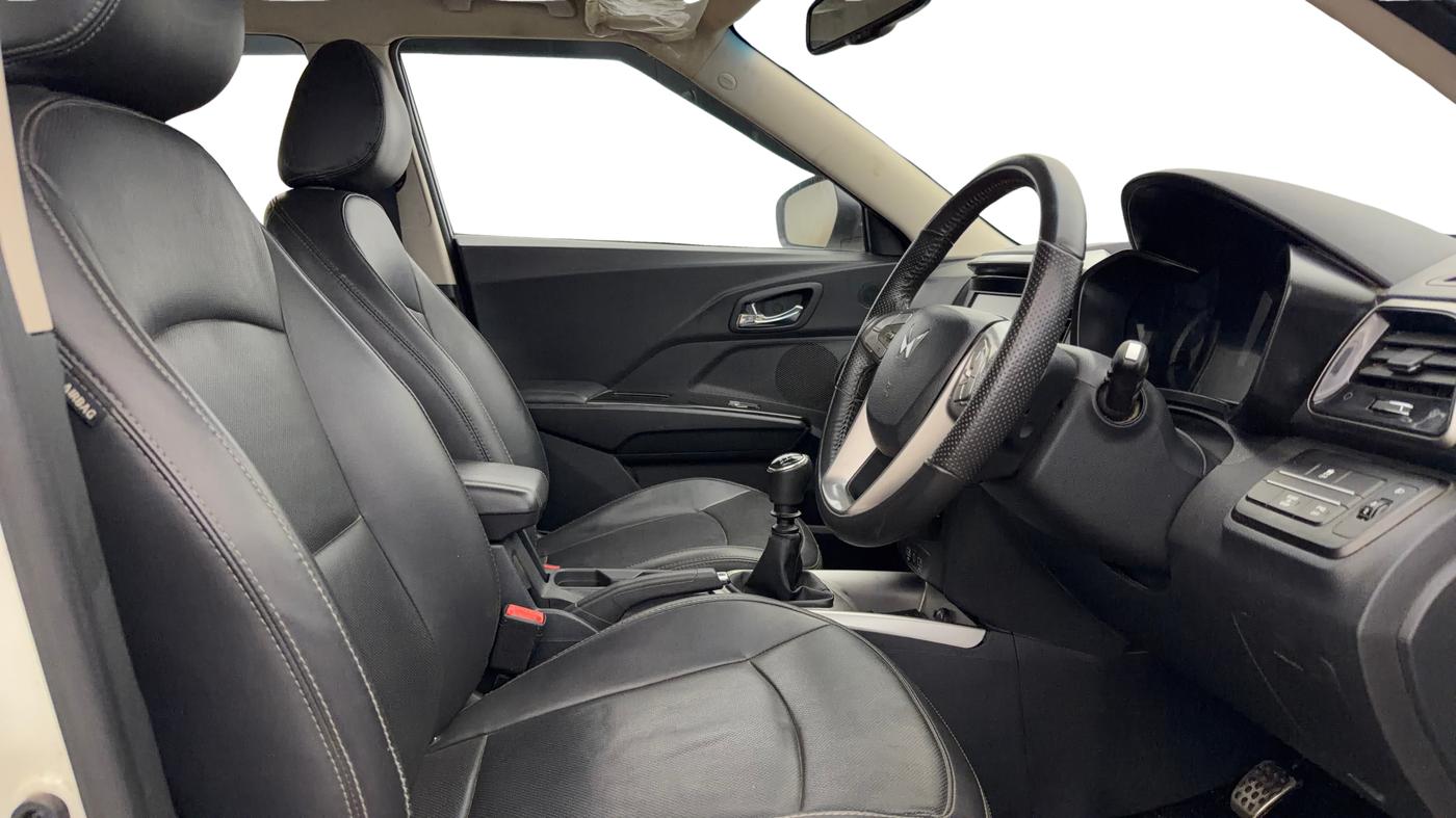 2022 Mahindra XUV300 W8 (O) 1.2 PETROL, Petrol, Manual, 29,859 km, Right Side Front Door Cabin