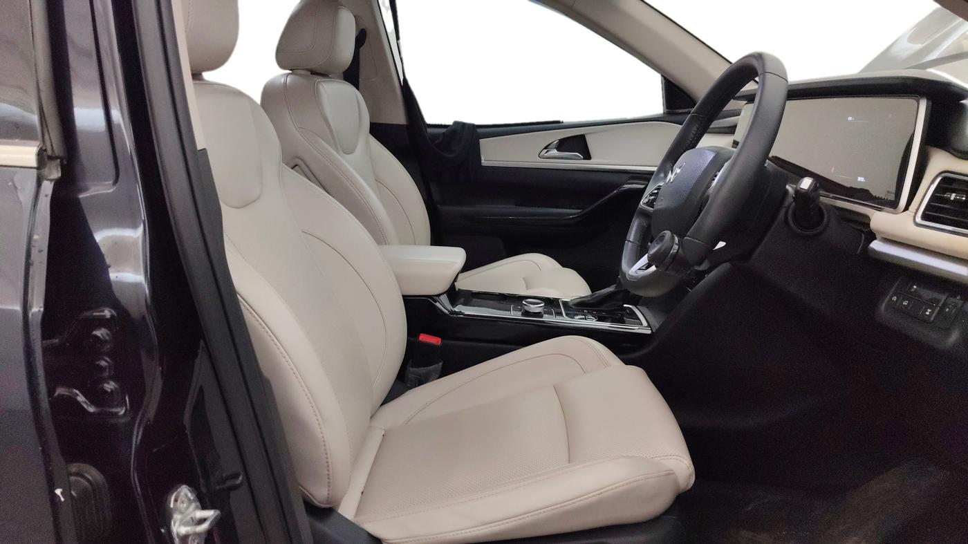 2023 Mahindra XUV700 AX 7 LUXURY D AWD AT 7 STR, Diesel, Automatic, 58,756 km, Right Side Front Door Cabin