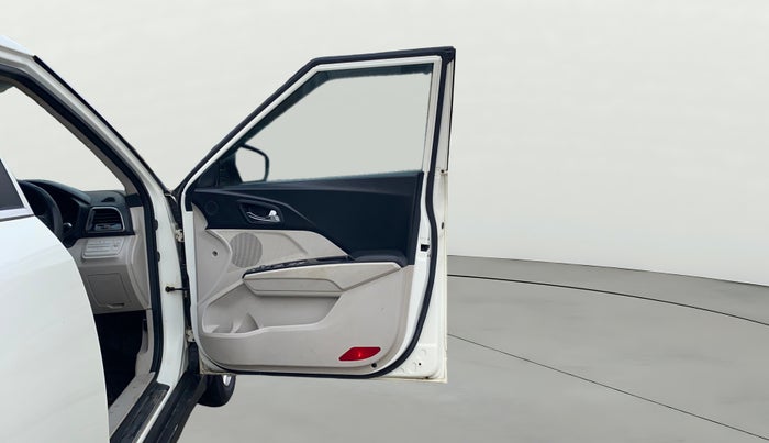 2020 Mahindra XUV300 W8 1.2 PETROL, Petrol, Manual, 81,792 km, RHS Front Door