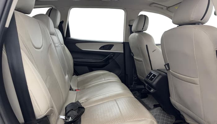 2022 Mahindra XUV700 AX 5 P MT 7 STR, Petrol, Manual, 55,215 km, Right Side Rear Door Cabin