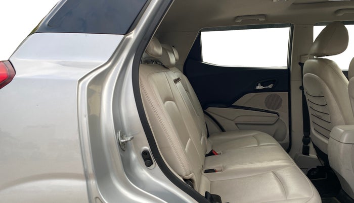 2020 Mahindra XUV300 W8 (O) 1.2 PETROL, Petrol, Manual, 56,520 km, Right Side Rear Door Cabin