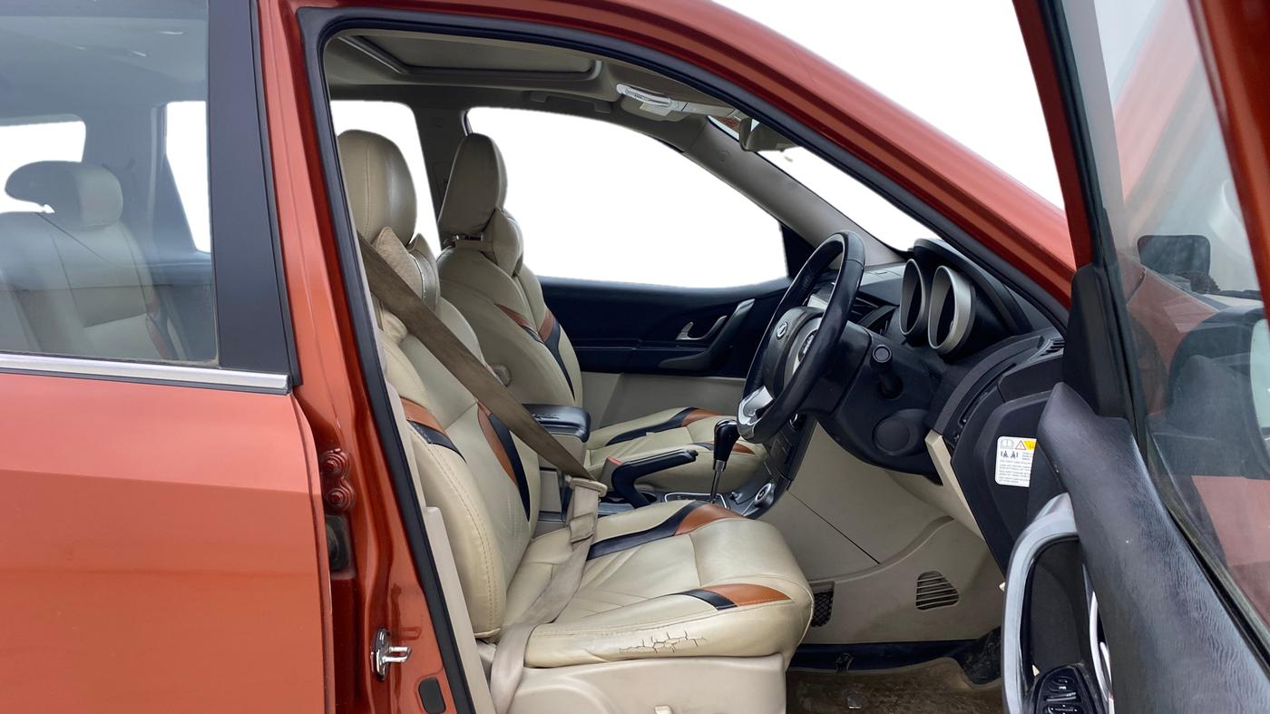 2017 Mahindra XUV500 W10 AT, Diesel, Automatic, 97,664 km, Right Side Front Door Cabin